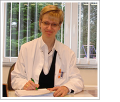 Dr. E. Wiefhoff an Ihrem Arbeitsplatz in der Hausarztpraxis in Bedburg