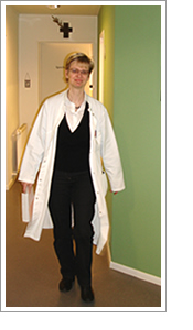 Dr. med. Elke Wiefhoff steht im Gang ihrer Praxis in Bedburg